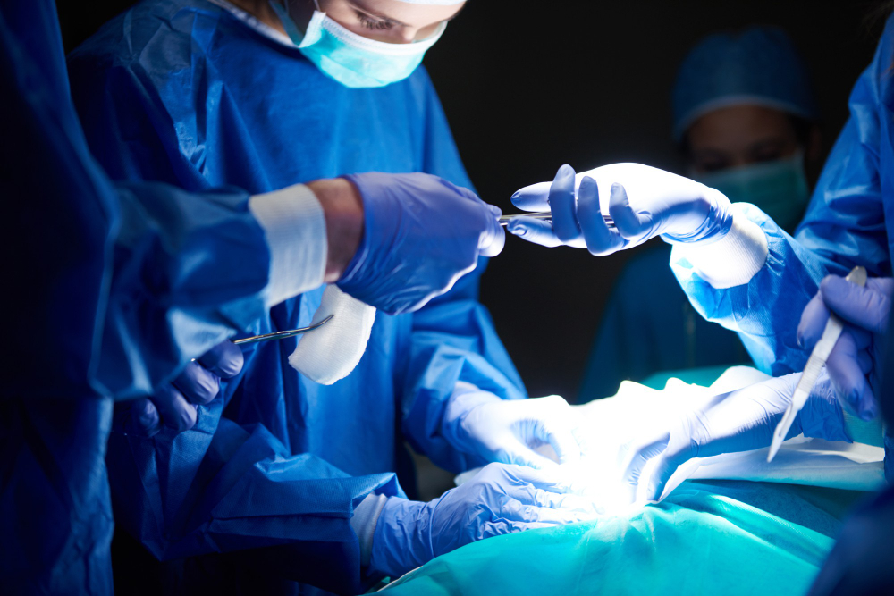 A imagem mostra alguém em uma cirurgia de técnicas minimamente invasivas de artroplastia
