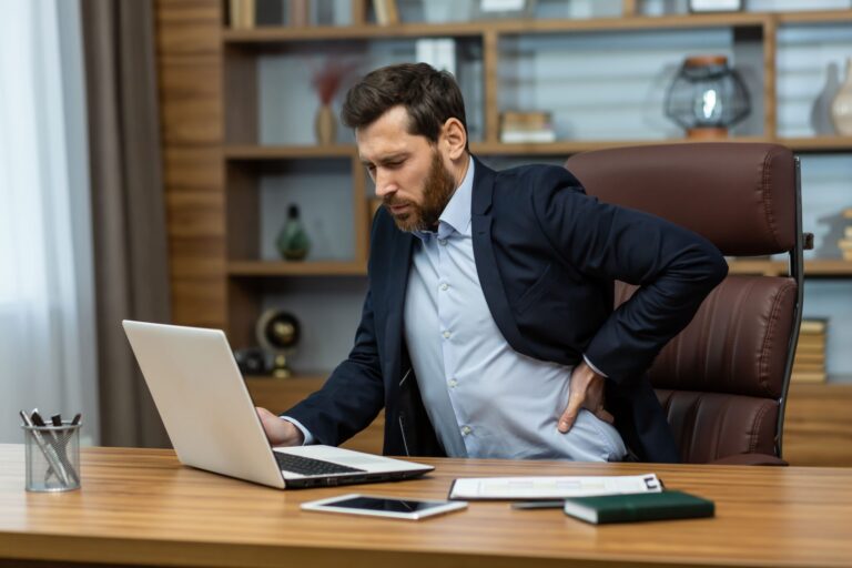 Como prevenir a dor nas costas no ambiente de trabalho?