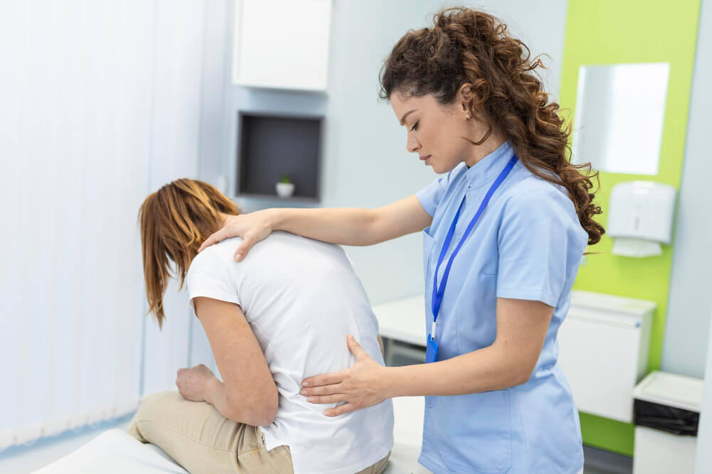 Fisioterapeuta fazendo tratamento de cura nas costas da mulher Tratamento do paciente com dor nas costas.